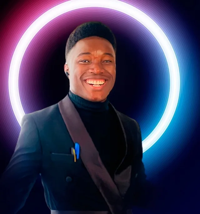 Eliseu Saimone sorrindo, de fato escuro